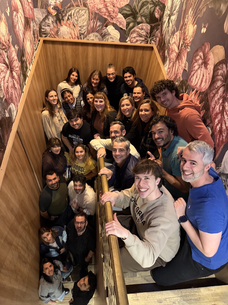 Members connecting at a Comahue Speak and Connect meetup
